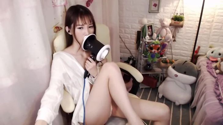 【桃桃】ASMR裸足娇喘舔耳
