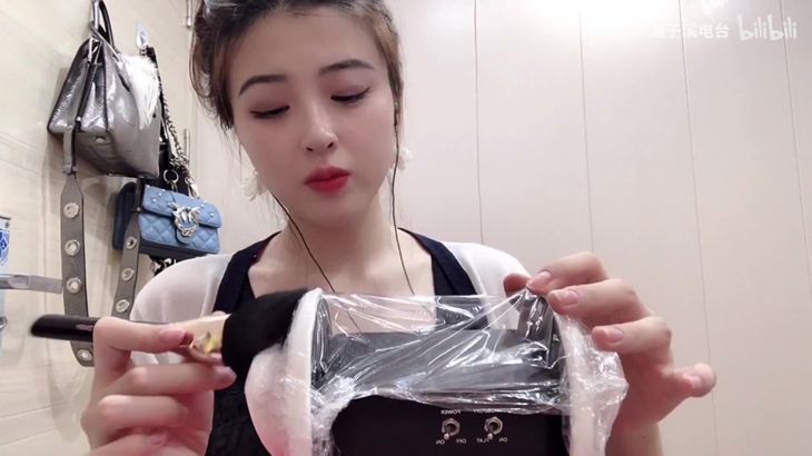 【渔子溪】ASMR保鲜膜捂耳、轻扫低语、模拟下雨天！！！奥利给!