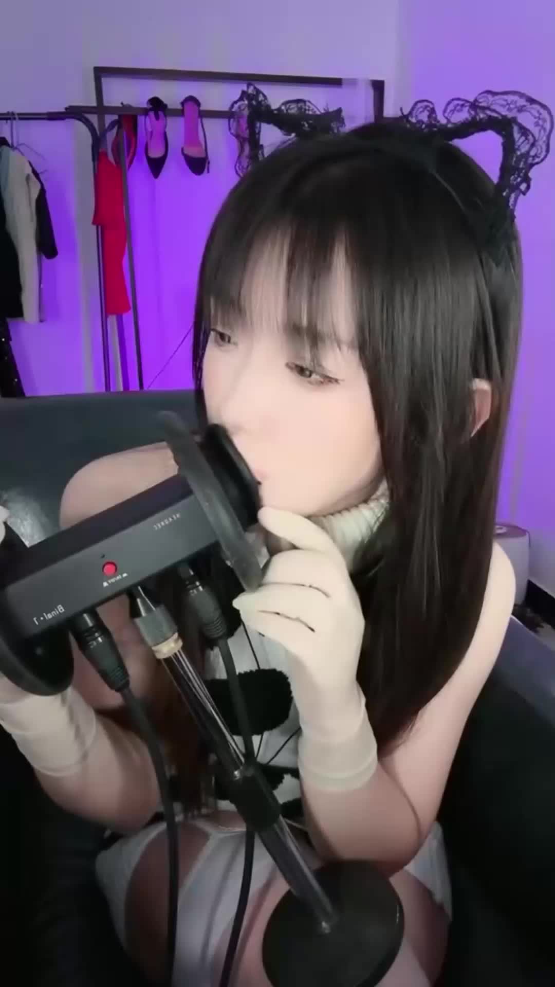 【福利助眠】ASMR灵儿掏耳甜耳丝袜摩擦口腔音略略略哄睡集 11