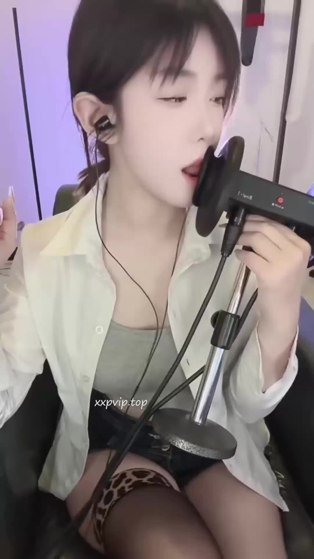 【福利助眠】ASMR灵儿系列之豹纹黑丝翻白眼舔耳